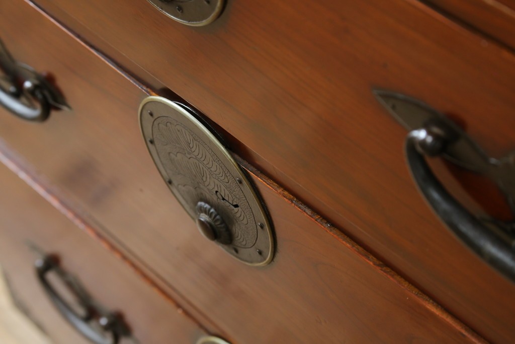 和製アンティーク　上手物!!　総欅(ケヤキ)材　特注金具　シンプルながら上質な時代箪笥　(R-073735)