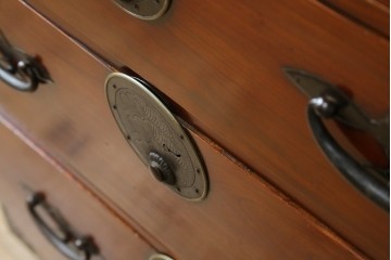 和製アンティーク　上手物!!　総欅(ケヤキ)材　特注金具　シンプルながら上質な時代箪笥　(R-073735)