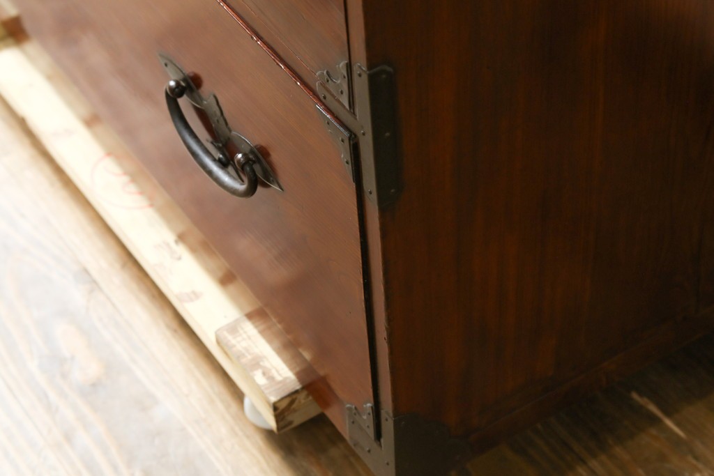 和製アンティーク　上手物!!　総欅(ケヤキ)材　特注金具　シンプルながら上質な時代箪笥　(R-073735)