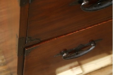 和製アンティーク　上手物!!　総欅(ケヤキ)材　特注金具　シンプルながら上質な時代箪笥　(R-073735)