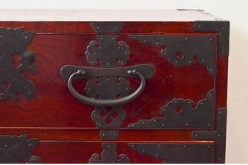 和製アンティーク　希少デザイン!!　前面欅(ケヤキ)材　玉杢　金具がびっしりの二段重ね時代箪笥(重ね箪笥、和タンス、衣装たんす、整理タンス、収納タンス、引き出し)(R-073737)