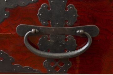 和製アンティーク　希少デザイン!!　前面欅(ケヤキ)材　玉杢　金具がびっしりの二段重ね時代箪笥(重ね箪笥、和タンス、衣装たんす、整理タンス、収納タンス、引き出し)(R-073737)