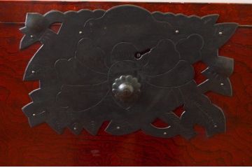 和製アンティーク　希少デザイン!!　前面欅(ケヤキ)材　玉杢　金具がびっしりの二段重ね時代箪笥(重ね箪笥、和タンス、衣装たんす、整理タンス、収納タンス、引き出し)(R-073737)