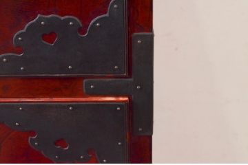 和製アンティーク　希少デザイン!!　前面欅(ケヤキ)材　玉杢　金具がびっしりの二段重ね時代箪笥(重ね箪笥、和タンス、衣装たんす、整理タンス、収納タンス、引き出し)(R-073737)