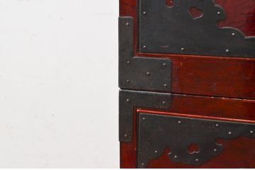 和製アンティーク　希少デザイン!!　前面欅(ケヤキ)材　玉杢　金具がびっしりの二段重ね時代箪笥(重ね箪笥、和タンス、衣装たんす、整理タンス、収納タンス、引き出し)(R-073737)