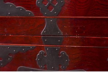 和製アンティーク　希少デザイン!!　前面欅(ケヤキ)材　玉杢　金具がびっしりの二段重ね時代箪笥(重ね箪笥、和タンス、衣装たんす、整理タンス、収納タンス、引き出し)(R-073737)