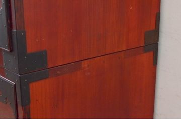 和製アンティーク　希少デザイン!!　前面欅(ケヤキ)材　玉杢　金具がびっしりの二段重ね時代箪笥(重ね箪笥、和タンス、衣装たんす、整理タンス、収納タンス、引き出し)(R-073737)