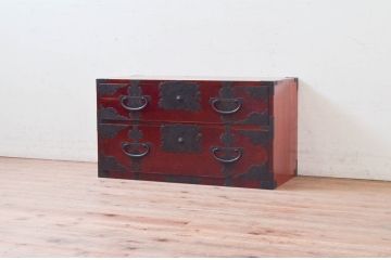 和製アンティーク　希少デザイン!!　前面欅(ケヤキ)材　玉杢　金具がびっしりの時代箪笥ローチェスト(ローボード、引き出し、衣装箪笥、整理タンス、収納たんす、テレビ台、テレビボード)(R-073738)