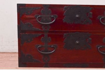 和製アンティーク　希少デザイン!!　前面欅(ケヤキ)材　玉杢　金具がびっしりの時代箪笥ローチェスト(ローボード、引き出し、衣装箪笥、整理タンス、収納たんす、テレビ台、テレビボード)(R-073738)