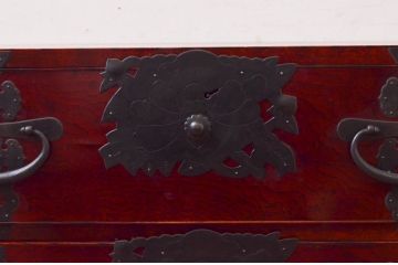和製アンティーク　希少デザイン!!　前面欅(ケヤキ)材　玉杢　金具がびっしりの時代箪笥ローチェスト(ローボード、引き出し、衣装箪笥、整理タンス、収納たんす、テレビ台、テレビボード)(R-073738)