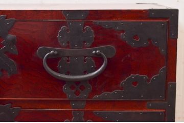 和製アンティーク　希少デザイン!!　前面欅(ケヤキ)材　玉杢　金具がびっしりの時代箪笥ローチェスト(ローボード、引き出し、衣装箪笥、整理タンス、収納たんす、テレビ台、テレビボード)(R-073738)