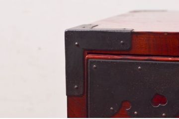 和製アンティーク　希少デザイン!!　前面欅(ケヤキ)材　玉杢　金具がびっしりの時代箪笥ローチェスト(ローボード、引き出し、衣装箪笥、整理タンス、収納たんす、テレビ台、テレビボード)(R-073738)