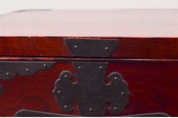 和製アンティーク　希少デザイン!!　前面欅(ケヤキ)材　玉杢　金具がびっしりの時代箪笥ローチェスト(ローボード、引き出し、衣装箪笥、整理タンス、収納たんす、テレビ台、テレビボード)(R-073738)