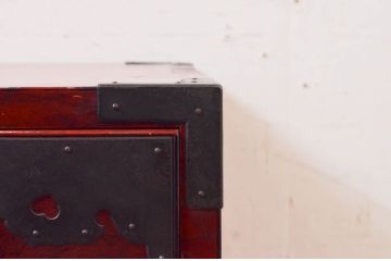 和製アンティーク　希少デザイン!!　前面欅(ケヤキ)材　玉杢　金具がびっしりの時代箪笥ローチェスト(ローボード、引き出し、衣装箪笥、整理タンス、収納たんす、テレビ台、テレビボード)(R-073738)