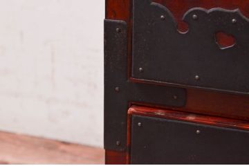 和製アンティーク　希少デザイン!!　前面欅(ケヤキ)材　玉杢　金具がびっしりの時代箪笥ローチェスト(ローボード、引き出し、衣装箪笥、整理タンス、収納たんす、テレビ台、テレビボード)(R-073738)