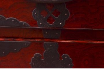 和製アンティーク　希少デザイン!!　前面欅(ケヤキ)材　玉杢　金具がびっしりの時代箪笥ローチェスト(ローボード、引き出し、衣装箪笥、整理タンス、収納たんす、テレビ台、テレビボード)(R-073738)