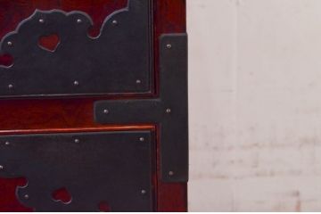 和製アンティーク　希少デザイン!!　前面欅(ケヤキ)材　玉杢　金具がびっしりの時代箪笥ローチェスト(ローボード、引き出し、衣装箪笥、整理タンス、収納たんす、テレビ台、テレビボード)(R-073738)