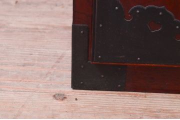 和製アンティーク　希少デザイン!!　前面欅(ケヤキ)材　玉杢　金具がびっしりの時代箪笥ローチェスト(ローボード、引き出し、衣装箪笥、整理タンス、収納たんす、テレビ台、テレビボード)(R-073738)