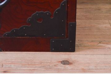 和製アンティーク　希少デザイン!!　前面欅(ケヤキ)材　玉杢　金具がびっしりの時代箪笥ローチェスト(ローボード、引き出し、衣装箪笥、整理タンス、収納たんす、テレビ台、テレビボード)(R-073738)