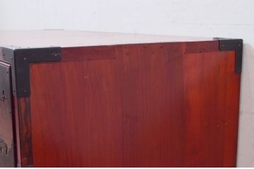 和製アンティーク　希少デザイン!!　前面欅(ケヤキ)材　玉杢　金具がびっしりの時代箪笥ローチェスト(ローボード、引き出し、衣装箪笥、整理タンス、収納たんす、テレビ台、テレビボード)(R-073738)