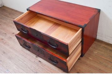 和製アンティーク　希少デザイン!!　前面欅(ケヤキ)材　玉杢　金具がびっしりの時代箪笥ローチェスト(ローボード、引き出し、衣装箪笥、整理タンス、収納たんす、テレビ台、テレビボード)(R-073738)