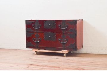 和製アンティーク　希少デザイン!!　前面欅(ケヤキ)材　玉杢　金具がびっしりの時代箪笥ローチェスト(ローボード、引き出し、衣装箪笥、整理タンス、収納たんす、テレビ台、テレビボード)(R-073739)
