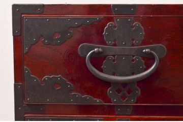和製アンティーク　希少デザイン!!　前面欅(ケヤキ)材　玉杢　金具がびっしりの時代箪笥ローチェスト(ローボード、引き出し、衣装箪笥、整理タンス、収納たんす、テレビ台、テレビボード)(R-073739)