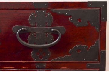 和製アンティーク　希少デザイン!!　前面欅(ケヤキ)材　玉杢　金具がびっしりの時代箪笥ローチェスト(ローボード、引き出し、衣装箪笥、整理タンス、収納たんす、テレビ台、テレビボード)(R-073739)