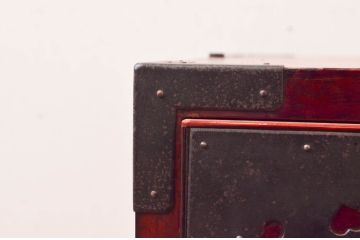 和製アンティーク　希少デザイン!!　前面欅(ケヤキ)材　玉杢　金具がびっしりの時代箪笥ローチェスト(ローボード、引き出し、衣装箪笥、整理タンス、収納たんす、テレビ台、テレビボード)(R-073739)