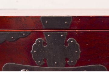 和製アンティーク　希少デザイン!!　前面欅(ケヤキ)材　玉杢　金具がびっしりの時代箪笥ローチェスト(ローボード、引き出し、衣装箪笥、整理タンス、収納たんす、テレビ台、テレビボード)(R-073739)