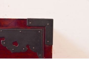 和製アンティーク　希少デザイン!!　前面欅(ケヤキ)材　玉杢　金具がびっしりの時代箪笥ローチェスト(ローボード、引き出し、衣装箪笥、整理タンス、収納たんす、テレビ台、テレビボード)(R-073739)