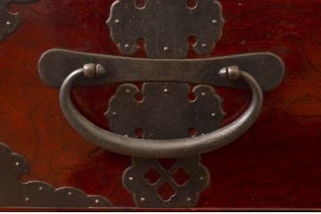 和製アンティーク　希少デザイン!!　前面欅(ケヤキ)材　玉杢　金具がびっしりの時代箪笥ローチェスト(ローボード、引き出し、衣装箪笥、整理タンス、収納たんす、テレビ台、テレビボード)(R-073739)