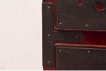 和製アンティーク　希少デザイン!!　前面欅(ケヤキ)材　玉杢　金具がびっしりの時代箪笥ローチェスト(ローボード、引き出し、衣装箪笥、整理タンス、収納たんす、テレビ台、テレビボード)(R-073739)