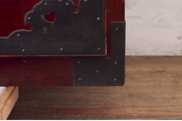 和製アンティーク　希少デザイン!!　前面欅(ケヤキ)材　玉杢　金具がびっしりの時代箪笥ローチェスト(ローボード、引き出し、衣装箪笥、整理タンス、収納たんす、テレビ台、テレビボード)(R-073739)