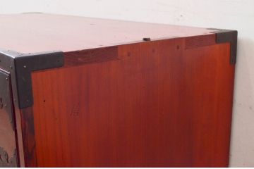 和製アンティーク　希少デザイン!!　前面欅(ケヤキ)材　玉杢　金具がびっしりの時代箪笥ローチェスト(ローボード、引き出し、衣装箪笥、整理タンス、収納たんす、テレビ台、テレビボード)(R-073739)