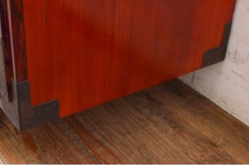 和製アンティーク　希少デザイン!!　前面欅(ケヤキ)材　玉杢　金具がびっしりの時代箪笥ローチェスト(ローボード、引き出し、衣装箪笥、整理タンス、収納たんす、テレビ台、テレビボード)(R-073739)