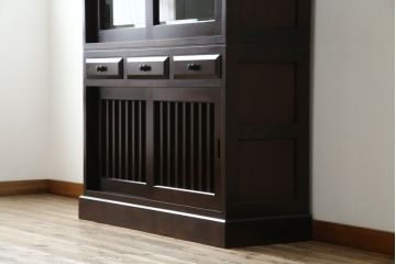 中古　美品　国産民芸家具　和モダンな空間づくりにも活躍するキャビネット(食器棚、飾り棚、収納棚、戸棚、カップボード)(R-073743)