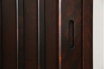 中古　美品　国産民芸家具　和モダンな空間づくりにも活躍するキャビネット(食器棚、飾り棚、収納棚、戸棚、カップボード)(R-073743)