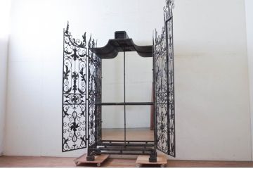 中古　MAITLAND-SMITH(メートランドスミス)　希少モデル　最高級!!　大迫力!!　もはや芸術品!!　ディスプレイとしてもおすすめのロートアイアンキャビネット(収納棚、飾り棚、陳列棚、店舗什器)(定価約220万円)(R-073745)