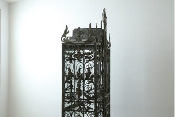中古　MAITLAND SMITH(メートランドスミス)　希少モデル　最高級!!　大迫力!!　もはや芸術品!!　ディスプレイとしてもおすすめのロートアイアンキャビネット　定価約220万円　(R-073745)