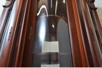 中古　エレガントな空間づくりにオススメなキャビネット(ガラスケース、飾り棚、収納棚、戸棚)(R-073748)