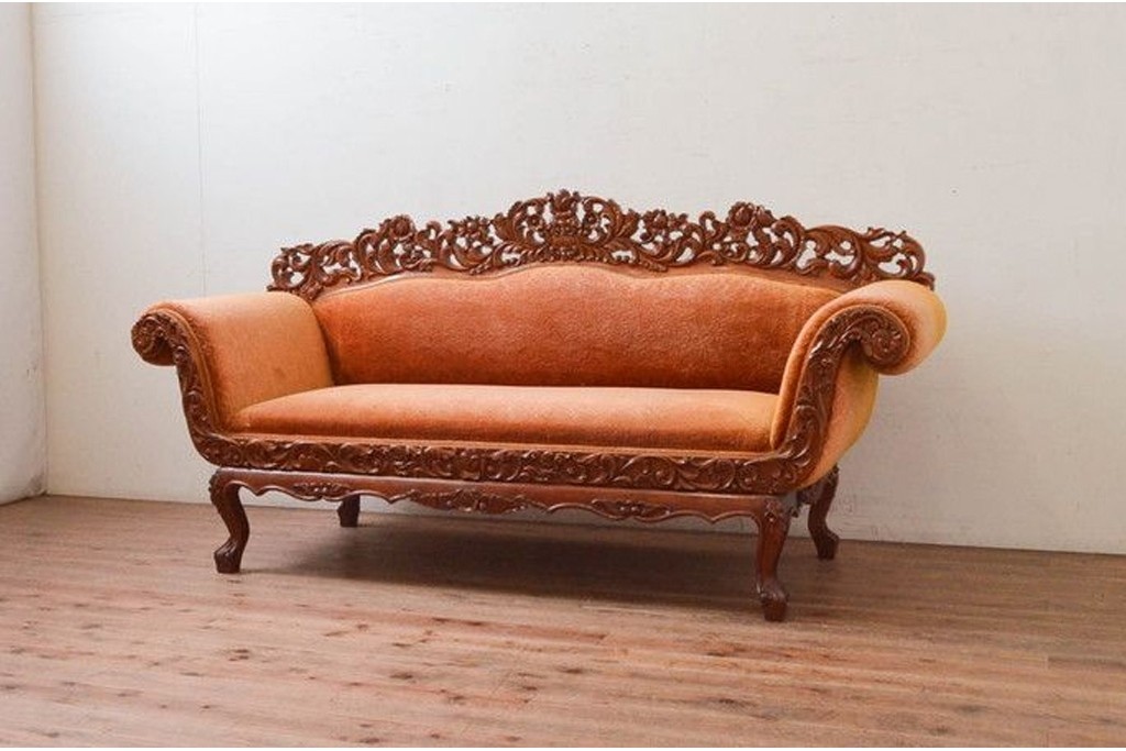 アジアンヴィンテージ　オリエンタルデザイン　迫力のある彫刻と華やかな色のファブリックが目を惹く2.5人掛けソファ　(R-073749)