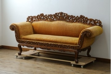 アジアンヴィンテージ　オリエンタルデザイン　迫力のある彫刻と華やかな色のファブリックが目を惹く2.5人掛けソファ　(R-073749)