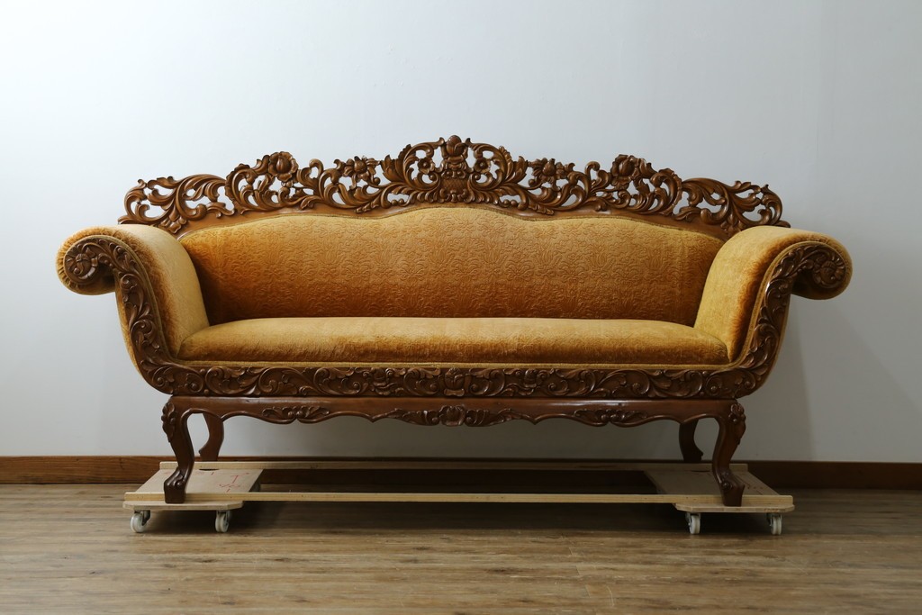 アジアンヴィンテージ　オリエンタルデザイン　迫力のある彫刻と華やかな色のファブリックが目を惹く2.5人掛けソファ　(R-073749)