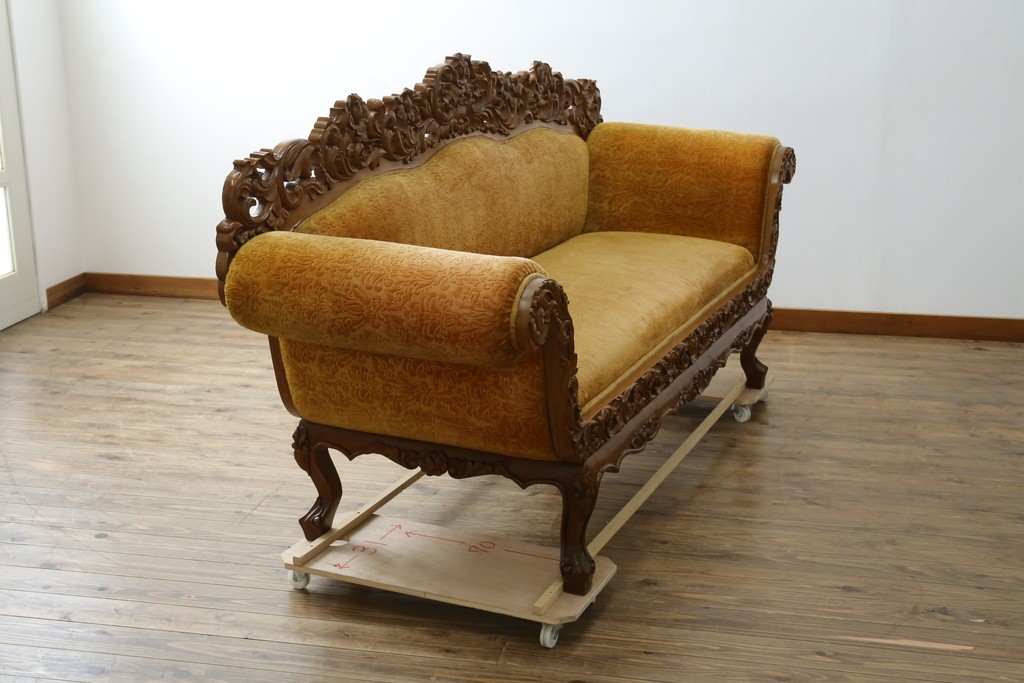 アジアンヴィンテージ　オリエンタルデザイン　迫力のある彫刻と華やかな色のファブリックが目を惹く2.5人掛けソファ　(R-073749)