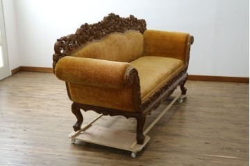 アジアンヴィンテージ　オリエンタルデザイン　迫力のある彫刻と華やかな色のファブリックが目を惹く2.5人掛けソファ　(R-073749)