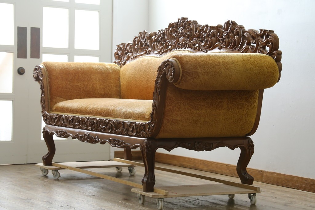 アジアンヴィンテージ　オリエンタルデザイン　迫力のある彫刻と華やかな色のファブリックが目を惹く2.5人掛けソファ　(R-073749)