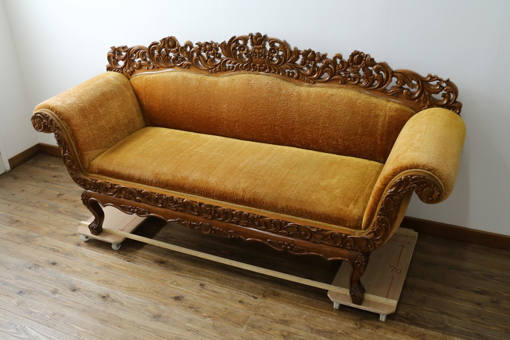 アジアンヴィンテージ　オリエンタルデザイン　迫力のある彫刻と華やかな色のファブリックが目を惹く2.5人掛けソファ　(R-073749)