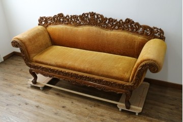 アジアンヴィンテージ　オリエンタルデザイン　迫力のある彫刻と華やかな色のファブリックが目を惹く2.5人掛けソファ　(R-073749)