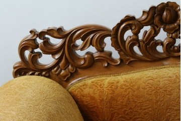 アジアンヴィンテージ　オリエンタルデザイン　迫力のある彫刻と華やかな色のファブリックが目を惹く2.5人掛けソファ　(R-073749)